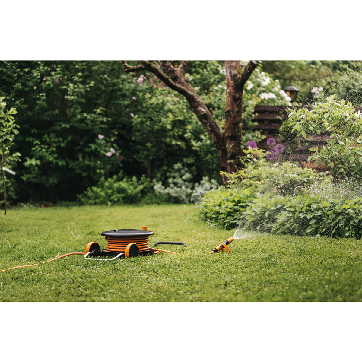 Катушка со шлангом 1/2" 20 м и набором аксессуаров (1) "fiskars" 1023643