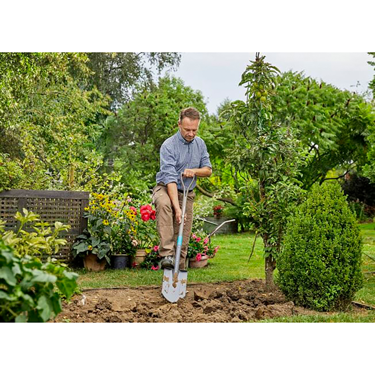 Лопата штыковая natureline с дерев. черенком (1/4) "gardena" 17001-20.000.00