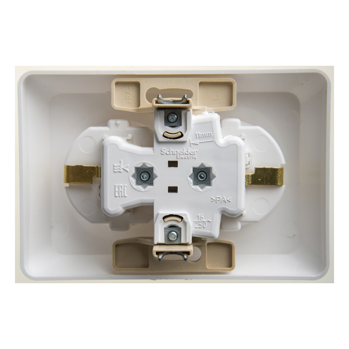 Розетка "этюд" 2-х местн. с заземл, с шторками 16а, белый (1/10/60) "schneider"
