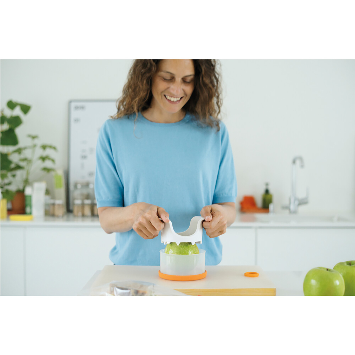 Нож для яблок с контейнером "functional form" (1/4) "fiskars" 1016132