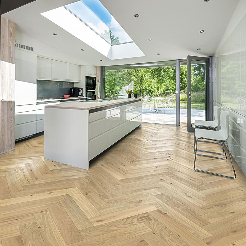 Kahrs Master Herringbone Дуб CC Дымчатое белое масло (правая) однополосный MASTER OAK CC DIM WHITE OIL 1S