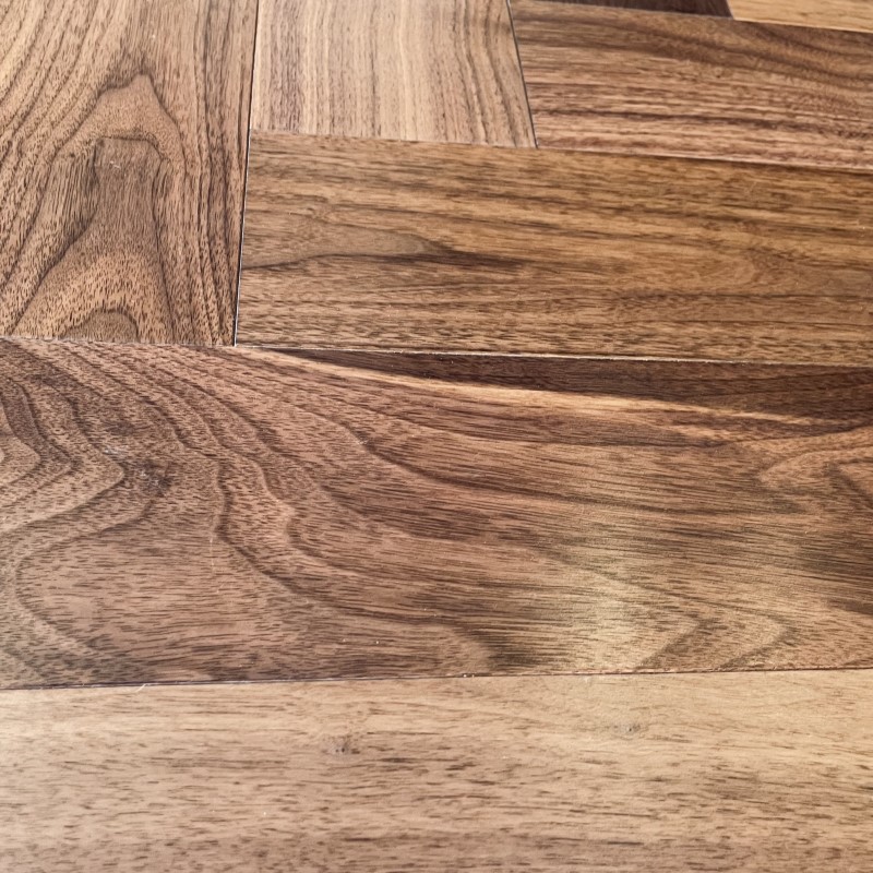 CROWNWOOD EXOTIC ONE Английская елка 90° 2-х слойная Орех Американский Натуральный Селект лак 600 х 125 х 12 / 1.50 м2