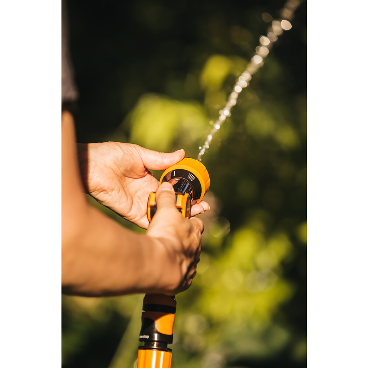 Пистолет-распылитель регулируемый с аквастопом multi (1/8) "fiskars" 1023665