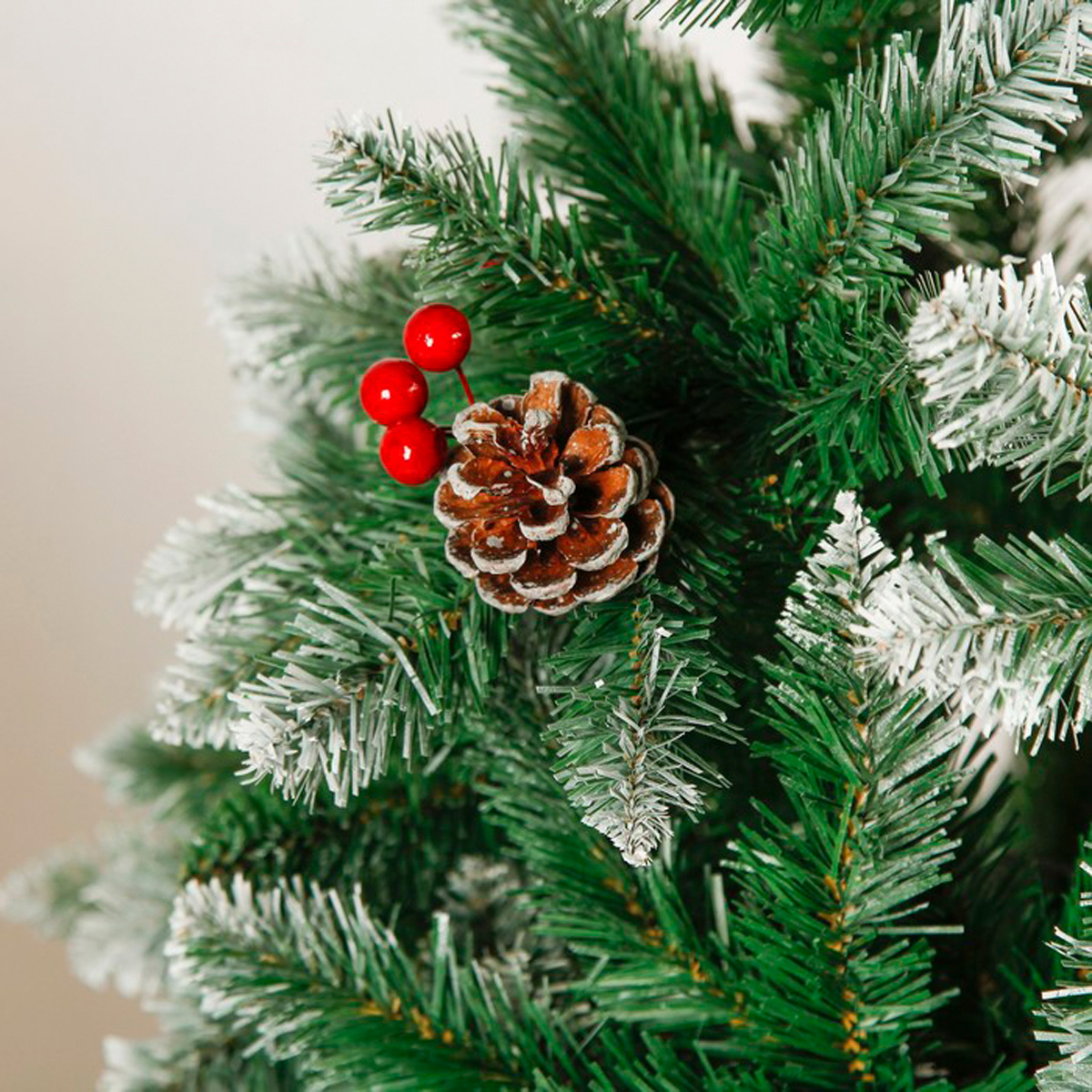 Ель декор. "иней с ягодами" 180 см, 780 веток (зеленая) "зимнее волшебство" 540647