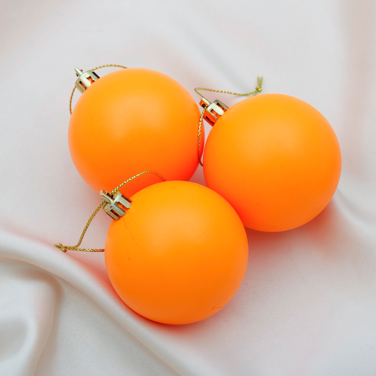 На оранжевом шаре. Набор шаров оранжевый. Пластиковые шарики оранжевые. Новогодний шарик оранжевый. Набор оранжевых шаров на елку.