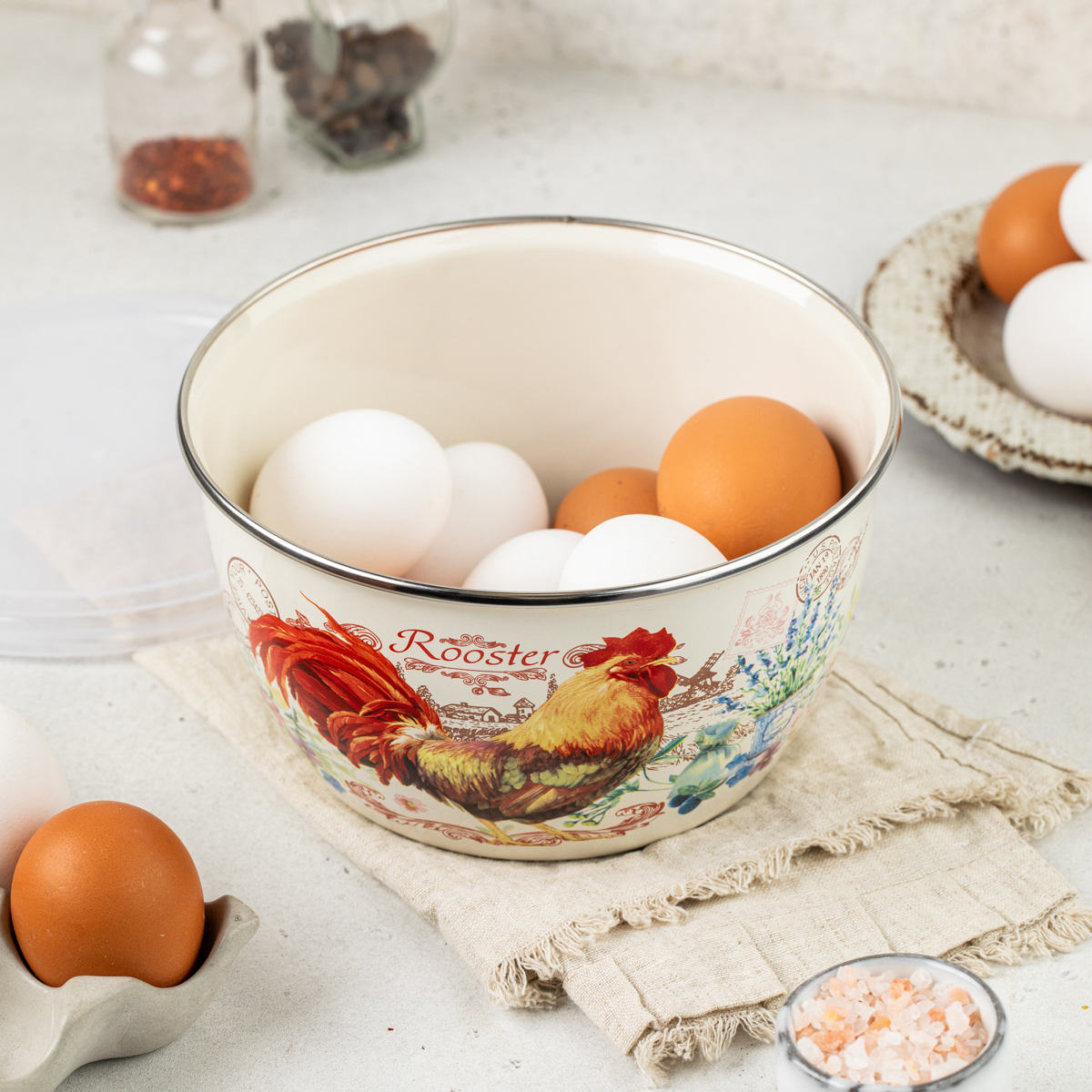 Миска эмалиров. "золотой петушок" 2,4 л, 18 см пласт. крышка (1/4) "metrot"