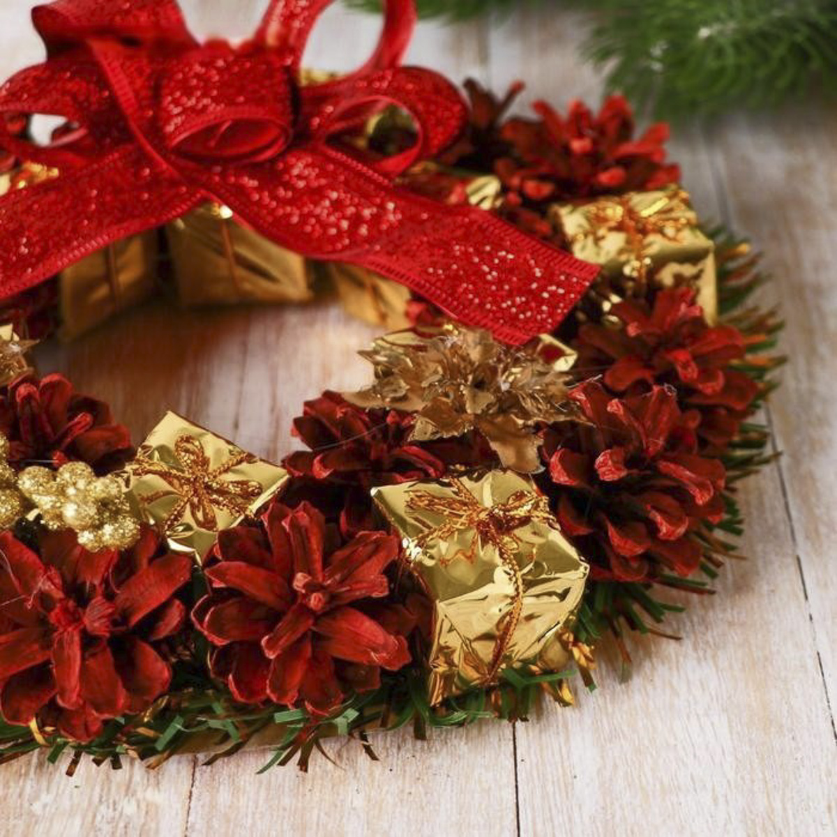 Венок новогодний "бант, шишки и подарки" d-22 см (1/90) "зимнее волшебство" 2372208