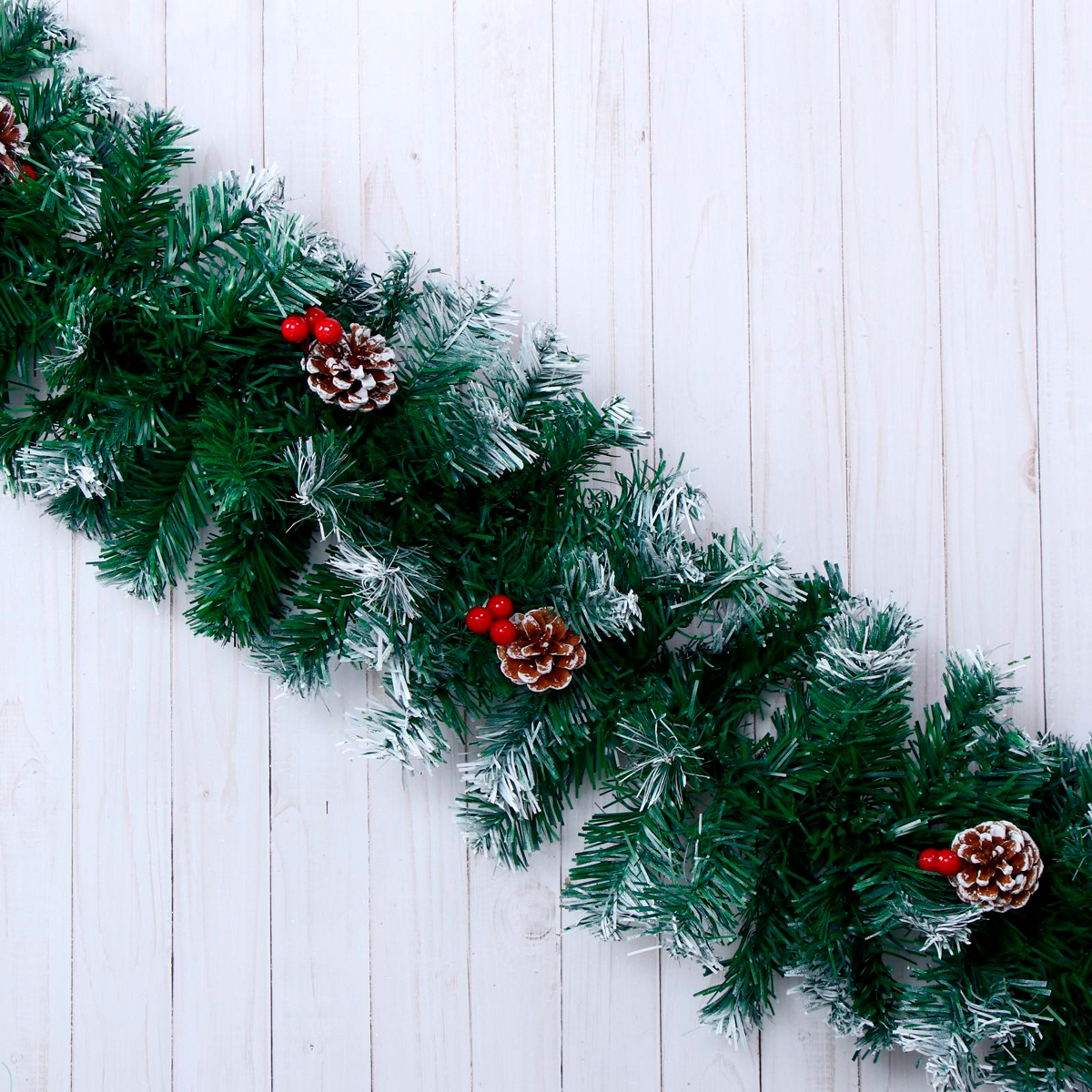 Гирлянда хвойная "иней с шишками и ягодами" 270 см d-23 см 200 веток  540658