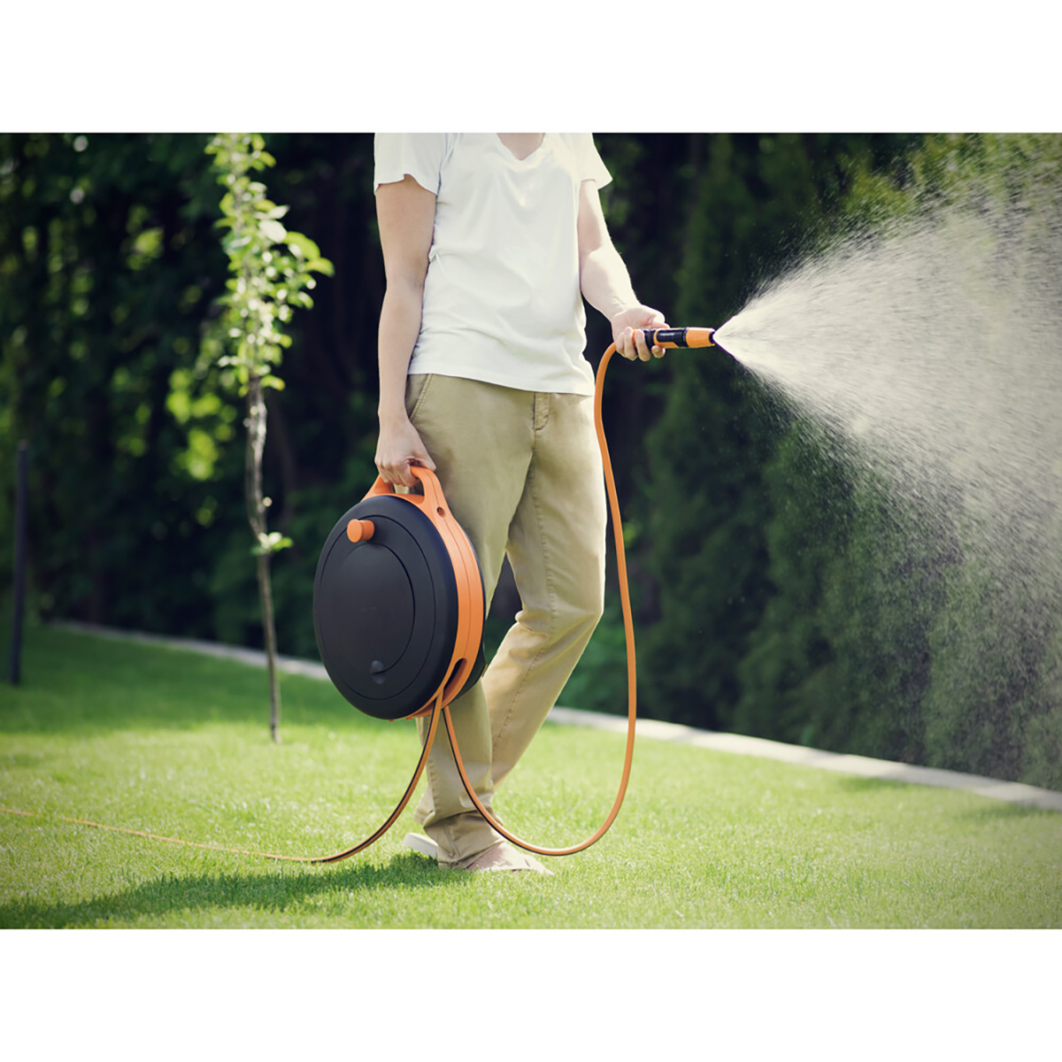 Катушка со шлангом 3/8" 15 м и набором аксессуаров (1/4) "fiskars" 1020436