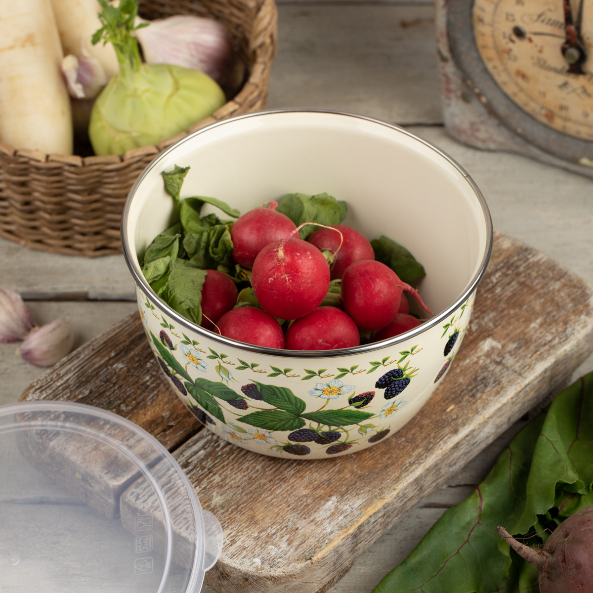 Миска эмалиров."ежевика" 1,7 л, 16 см пласт. крышка (1/4) "metrot"