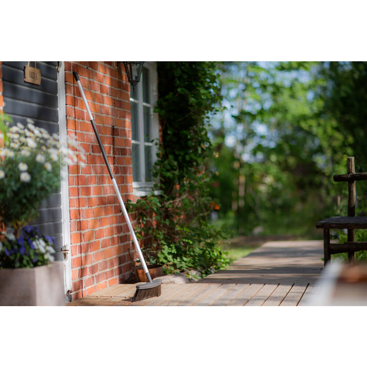 Щетка для пола облегченная с черенком (1/2) "fiskars" 1025927