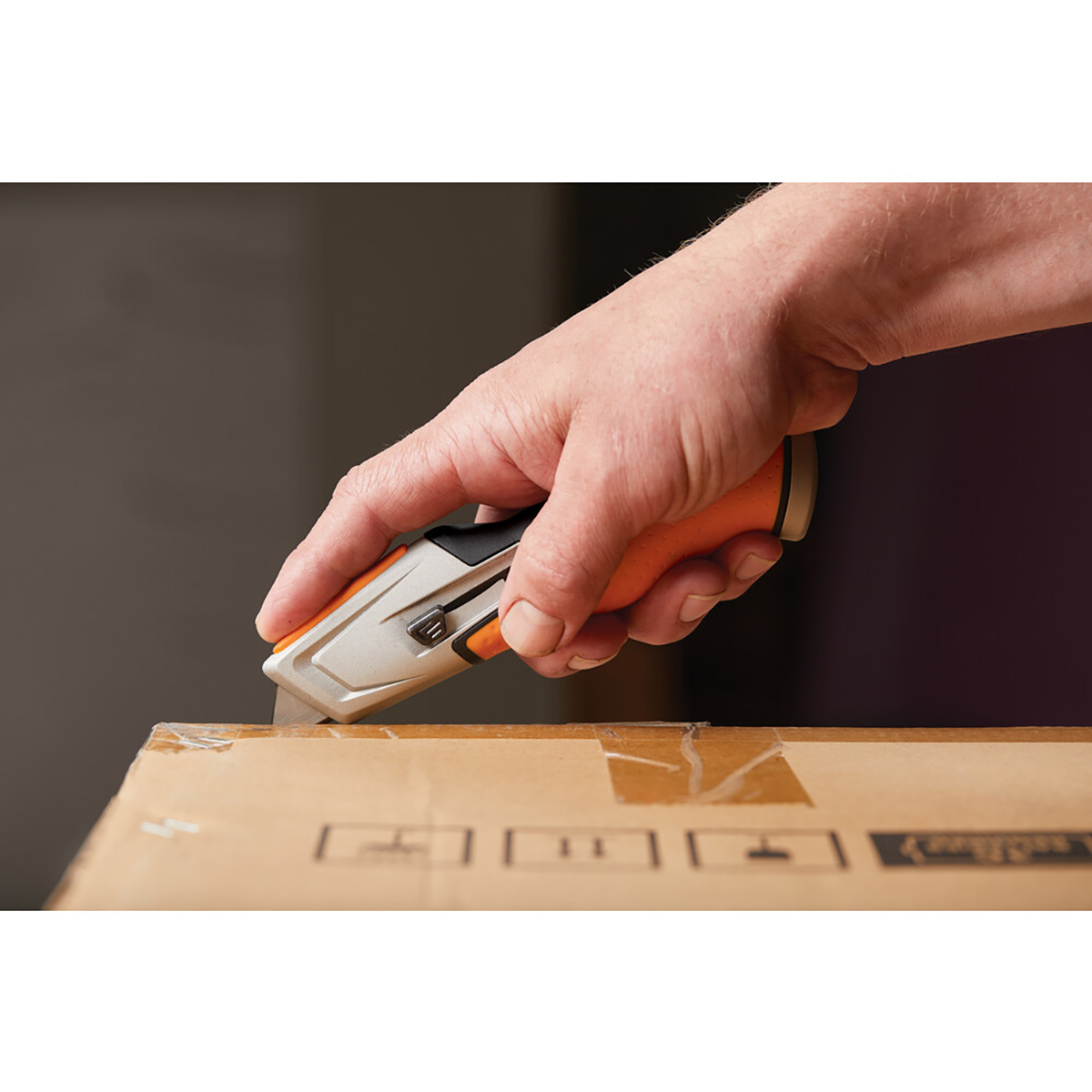 Нож с выдвижным лезвием "carbonmax" (1/6) "fiskars" 1027223