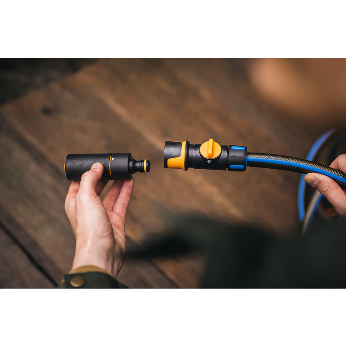 Коннектор для шлангов 1/2-5/8" с клапаном вкл/выкл (1/8) "fiskars" 1027086