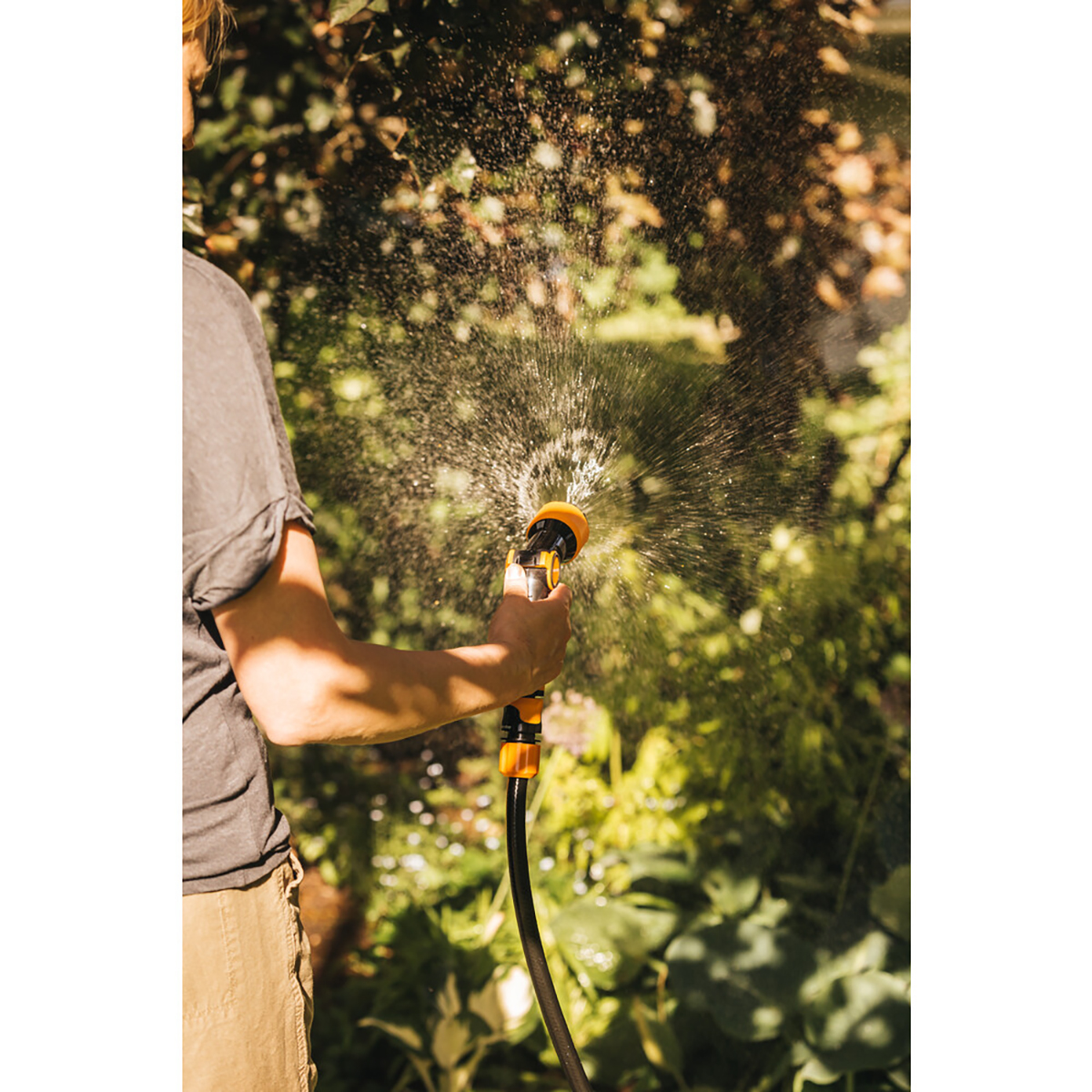 Пистолет-распылитель регулируемый с аквастопом multi (1/8) "fiskars" 1023665