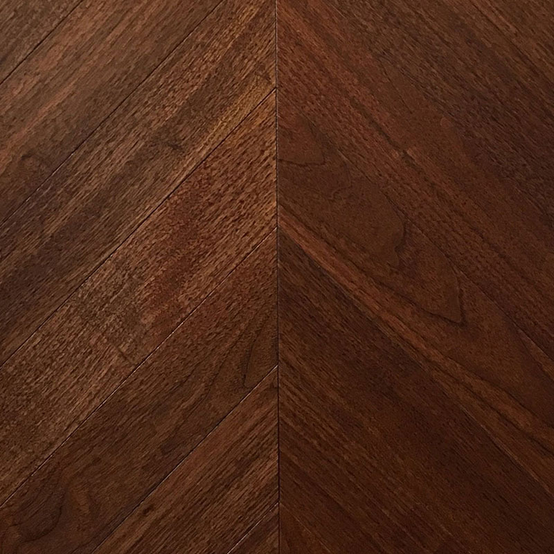 Wood Bee Chevron Американский Орех Селект гладкий глянец Select, UV-лак gloss 30±5% (левая)