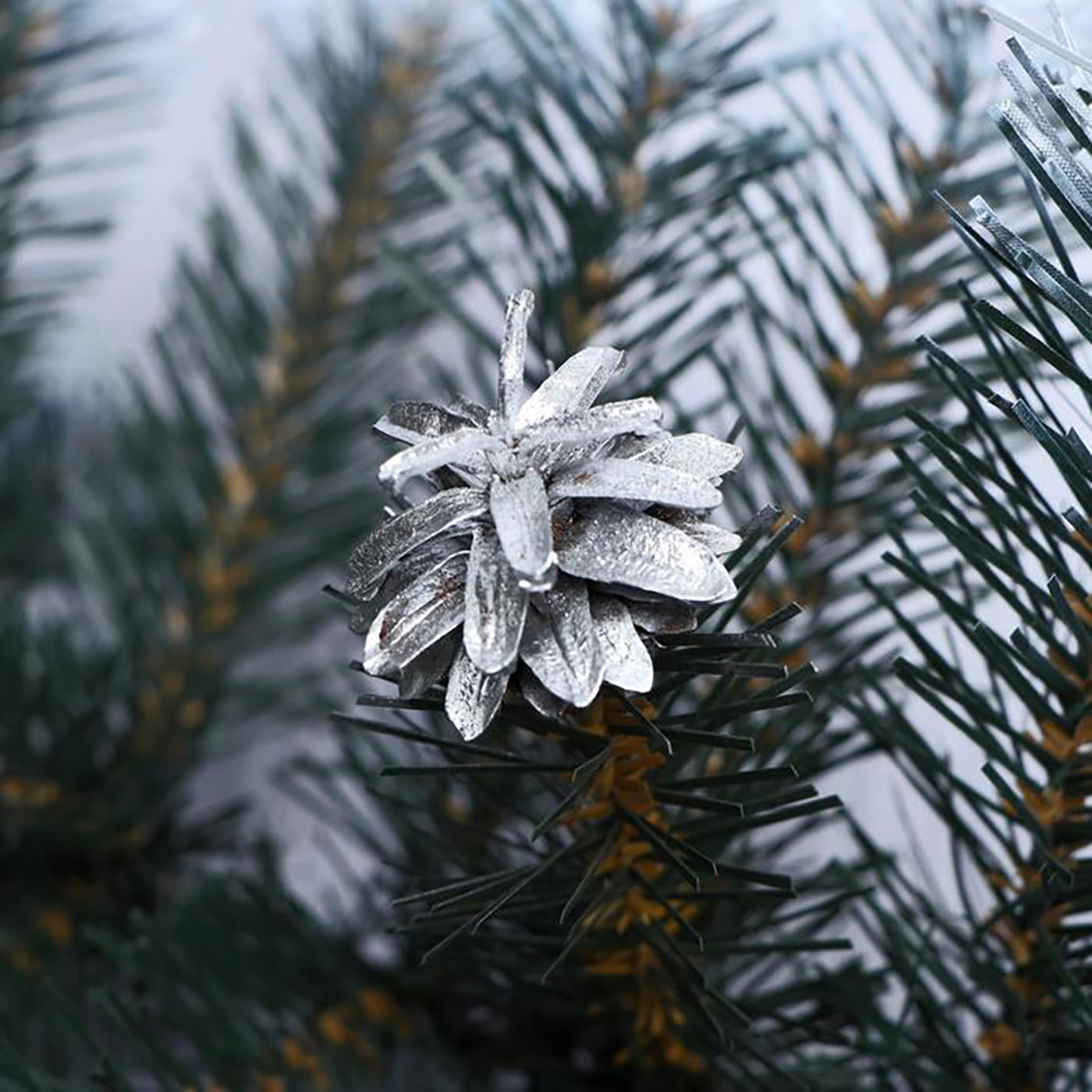 Гирлянда хвойная "зимняя сказка" с серебристыми шишками 2,7 м  d-32 см (зеленая) "елкиторг" 7092484