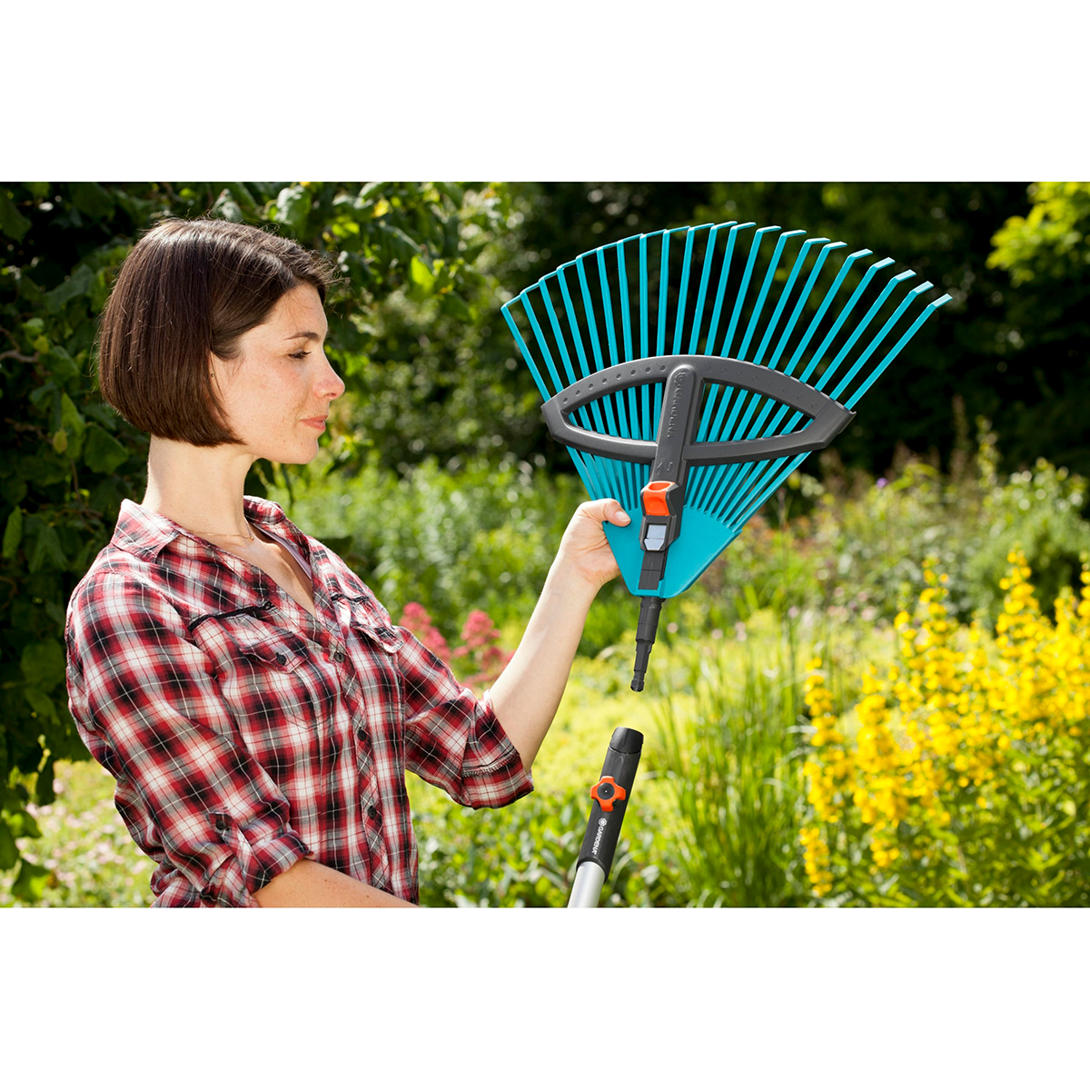 Грабли веерные пласт. регулир. (для комбисистемы) с дерев. черенком (1/20) "gardena" 03099-30.000.00