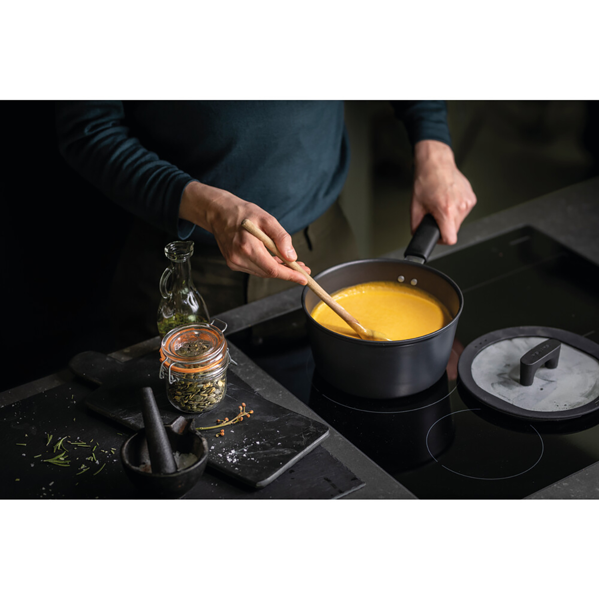 Ковш "hard face" 2,5 л, с крышкой (1/4) "fiskars" 1052235