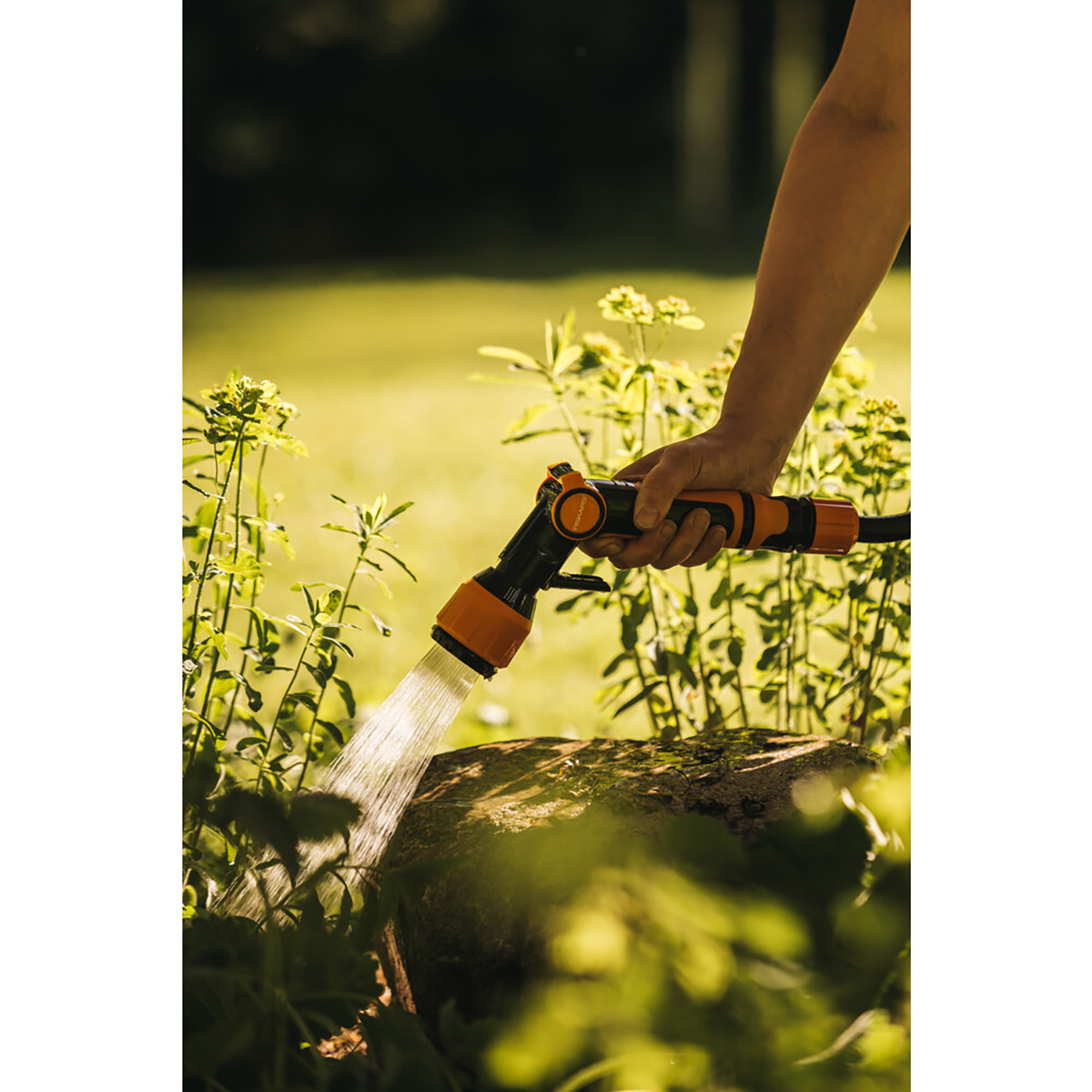 Пистолет-распылитель регулируемый с аквастопом multi (1/8) "fiskars" 1023665