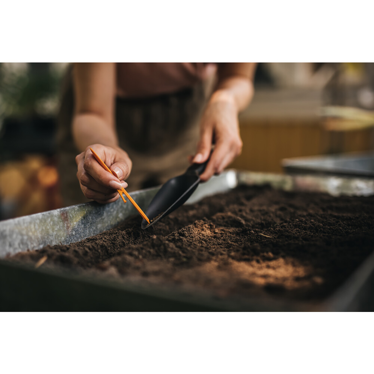 Совок посадочный "solid" (1/16) "fiskars" 1057641