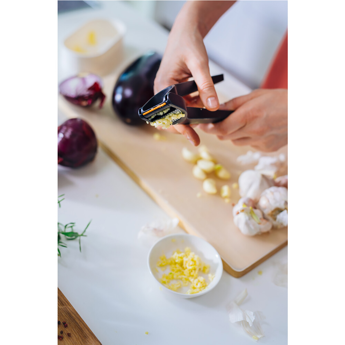 Пресс для чеснока (1/5) "fiskars" 1028361