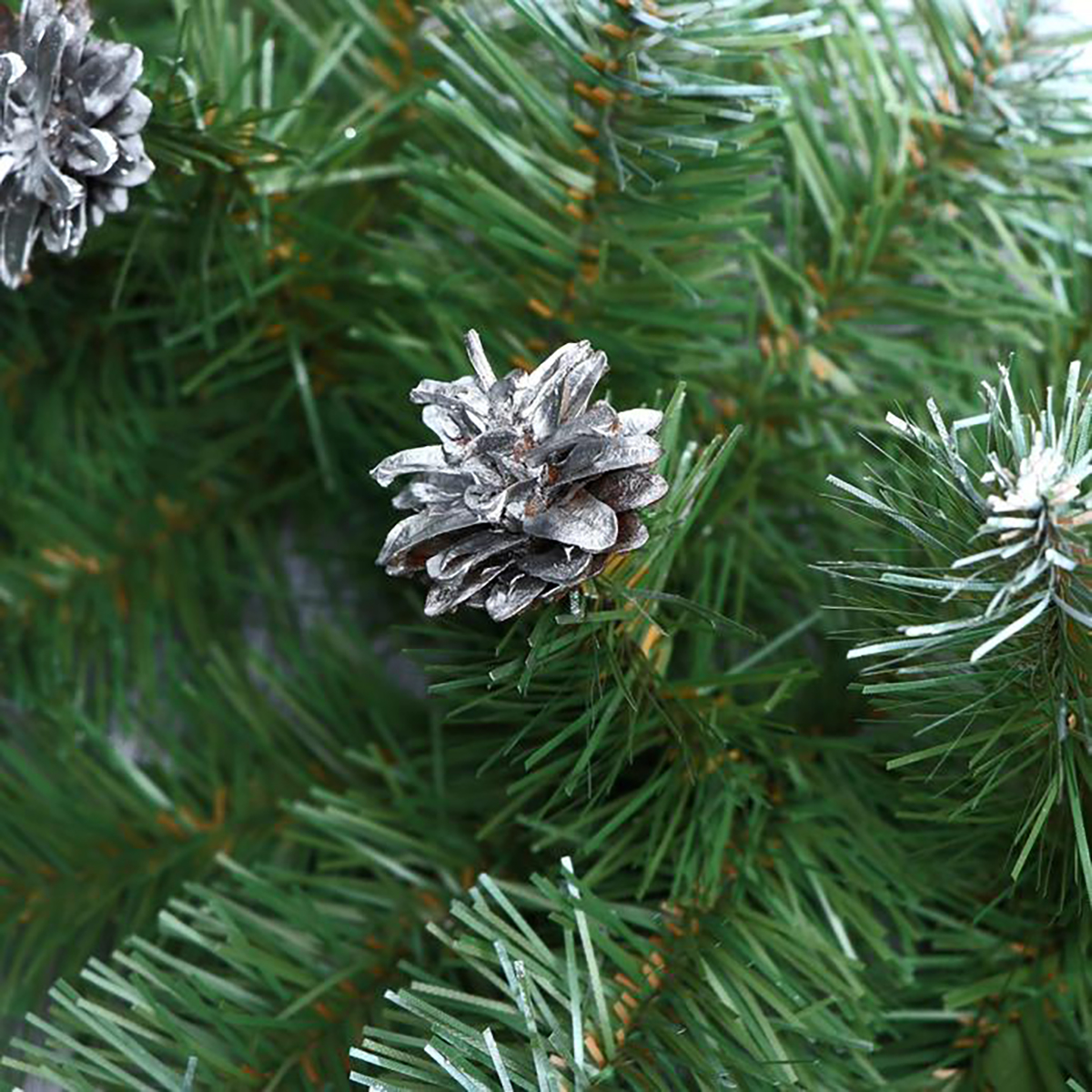 Гирлянда хвойная "рождественская" с серебристыми шишками 2,7 м  d-32 см (зеленая) "елкиторг" 7092481