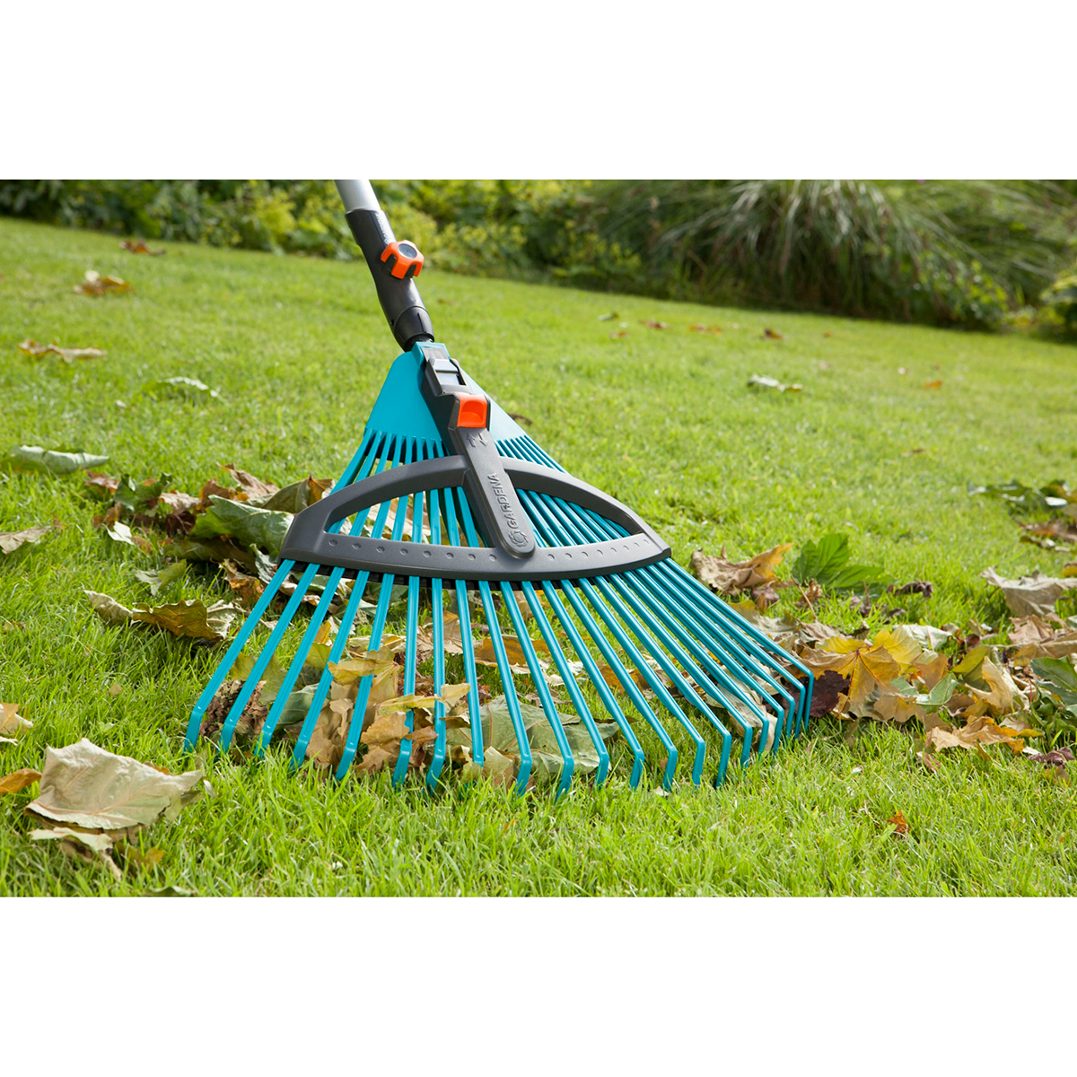 Грабли веерные пласт. регулир. (для комбисистемы) с дерев. черенком (1/20) "gardena" 03099-30.000.00