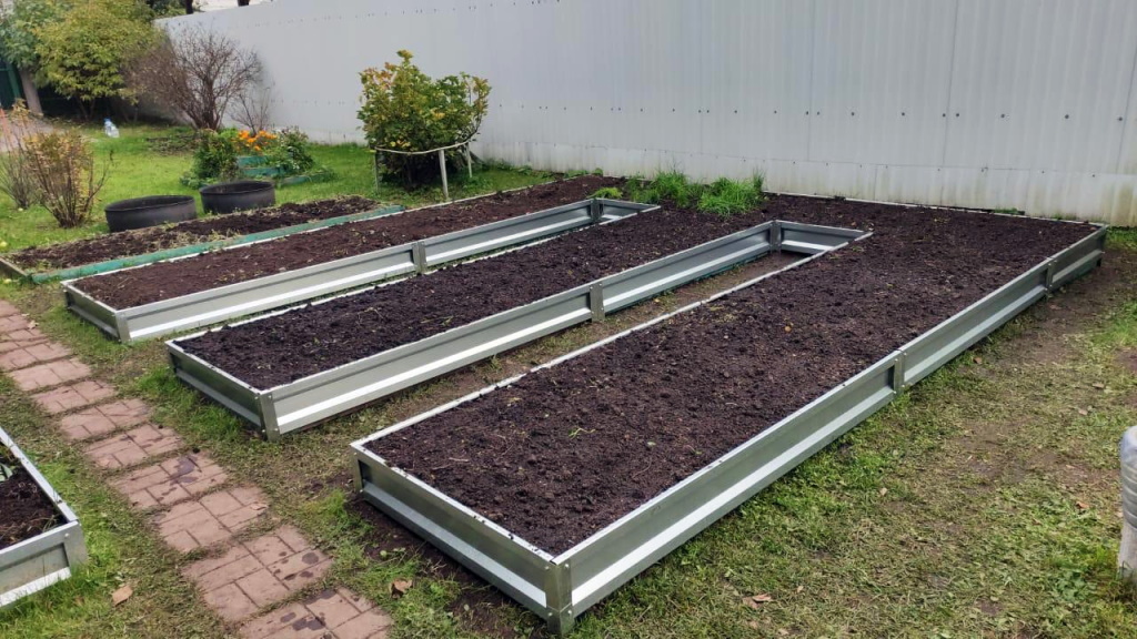 Грядка оцинкованная Усиленная (с ребрами жесткости) , металл 0.6 мм, длина 10 м, ширина 1 м, высота 20 см, цвет Серебристый