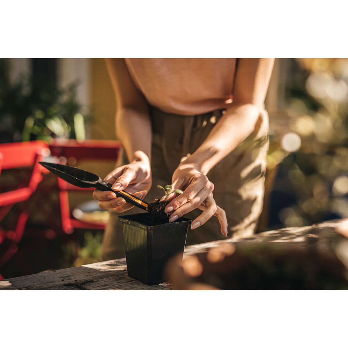 Совок посадочный "solid" (1/16) "fiskars" 1057641