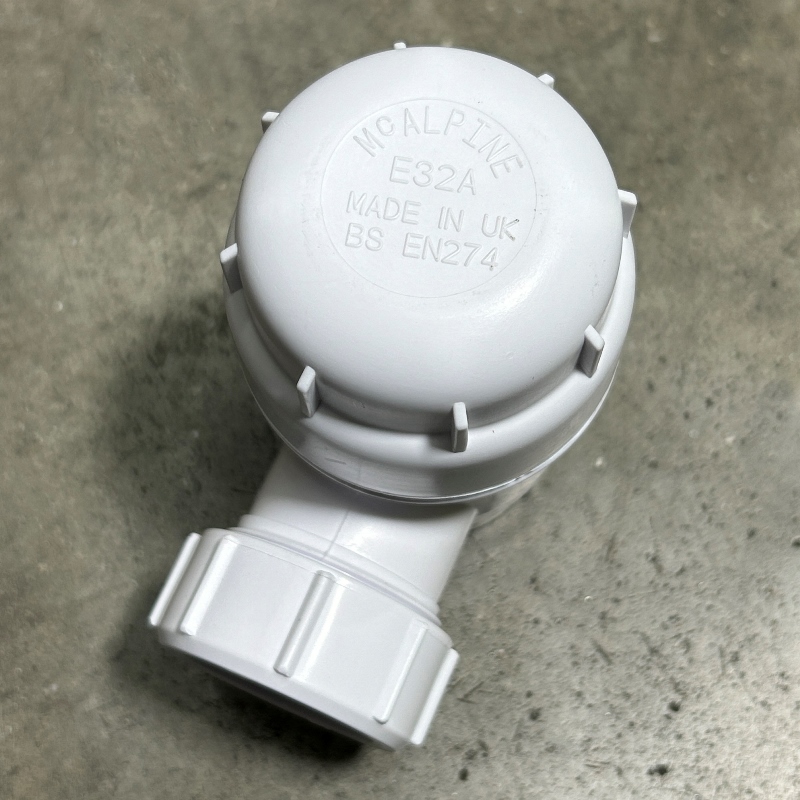 Сифон McALPINE бутылочный 1 1/4" x 32 мм с выпуском 60 мм нерж. реш. и пробкой, выход 32 мм компрес.