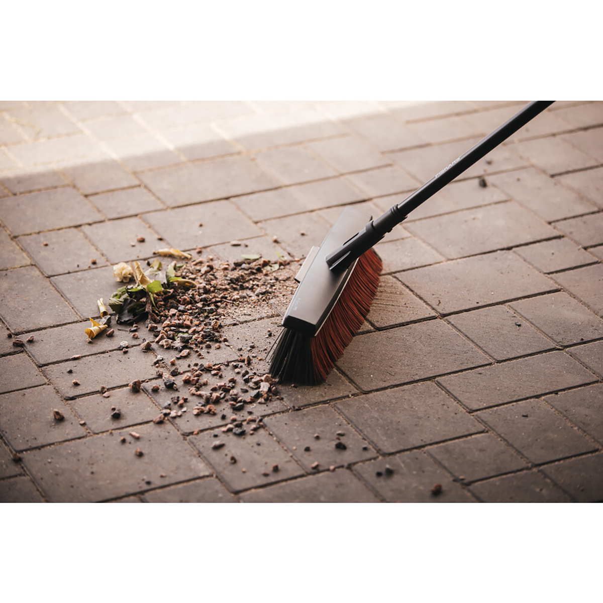 Щетка-метла садовая большая "solid" (1/4) "fiskars" 1025931