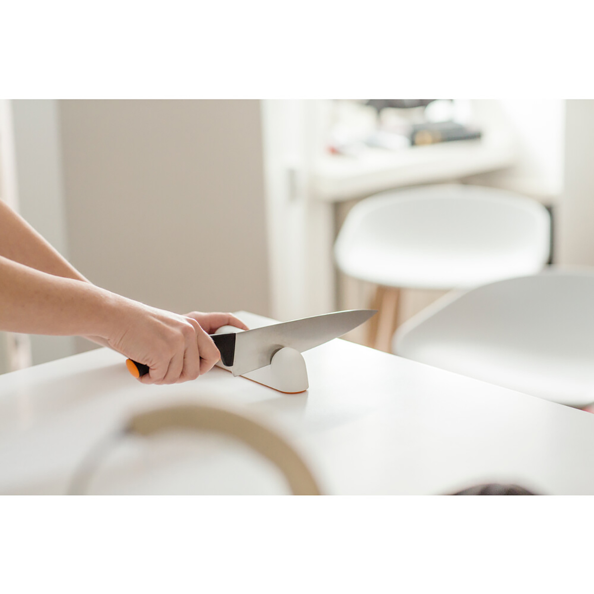 Точилка для ножей "roll-sharp" (белая) (1/5) "fiskars" 1014214