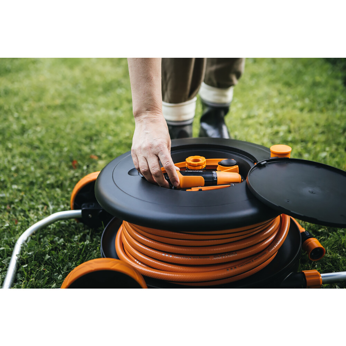 Катушка со шлангом 1/2" 20 м и набором аксессуаров (1) "fiskars" 1023643