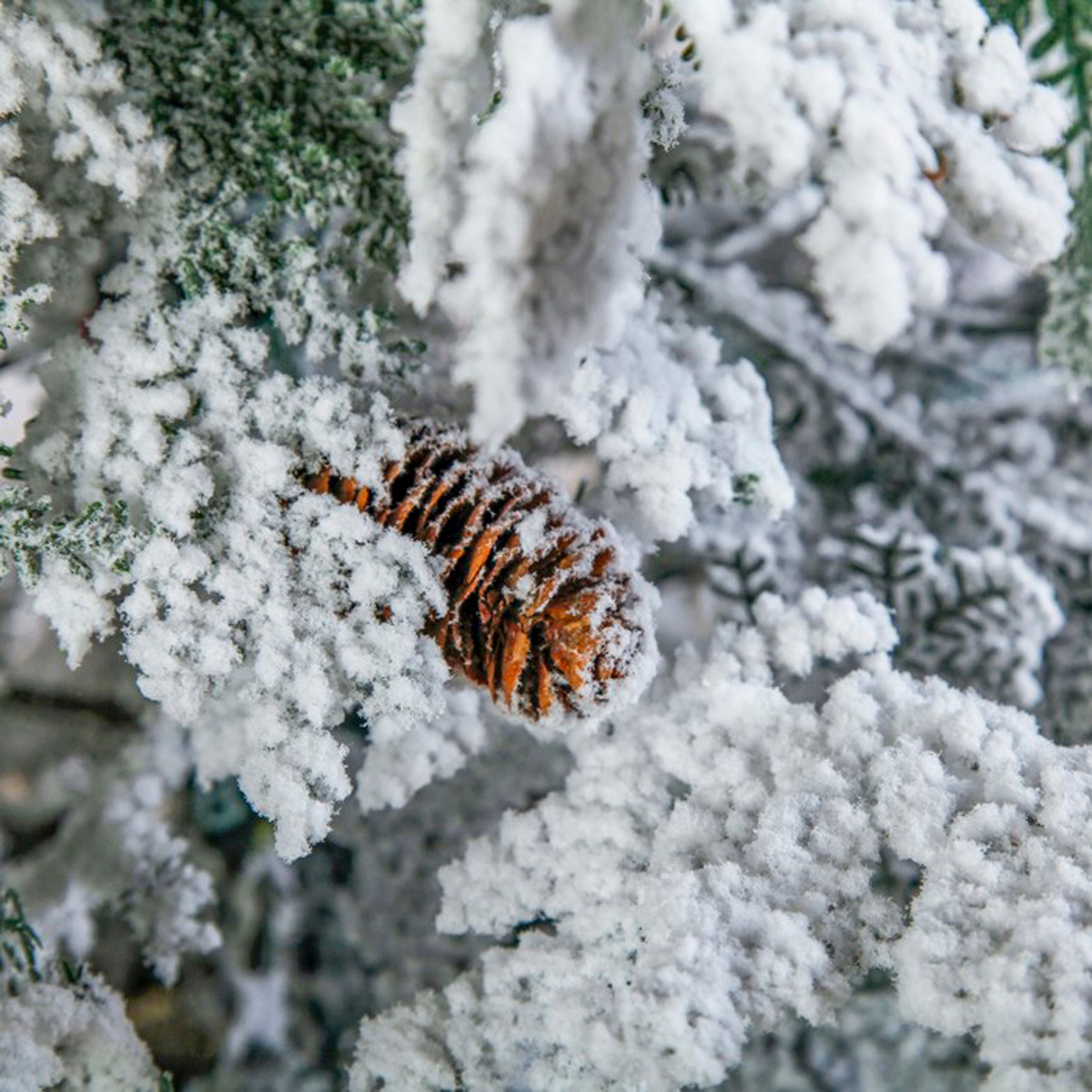 Ель декор. "элит снежная" с шишками 120 см, 110 веток (белая) "зимнее волшебство" 2338593