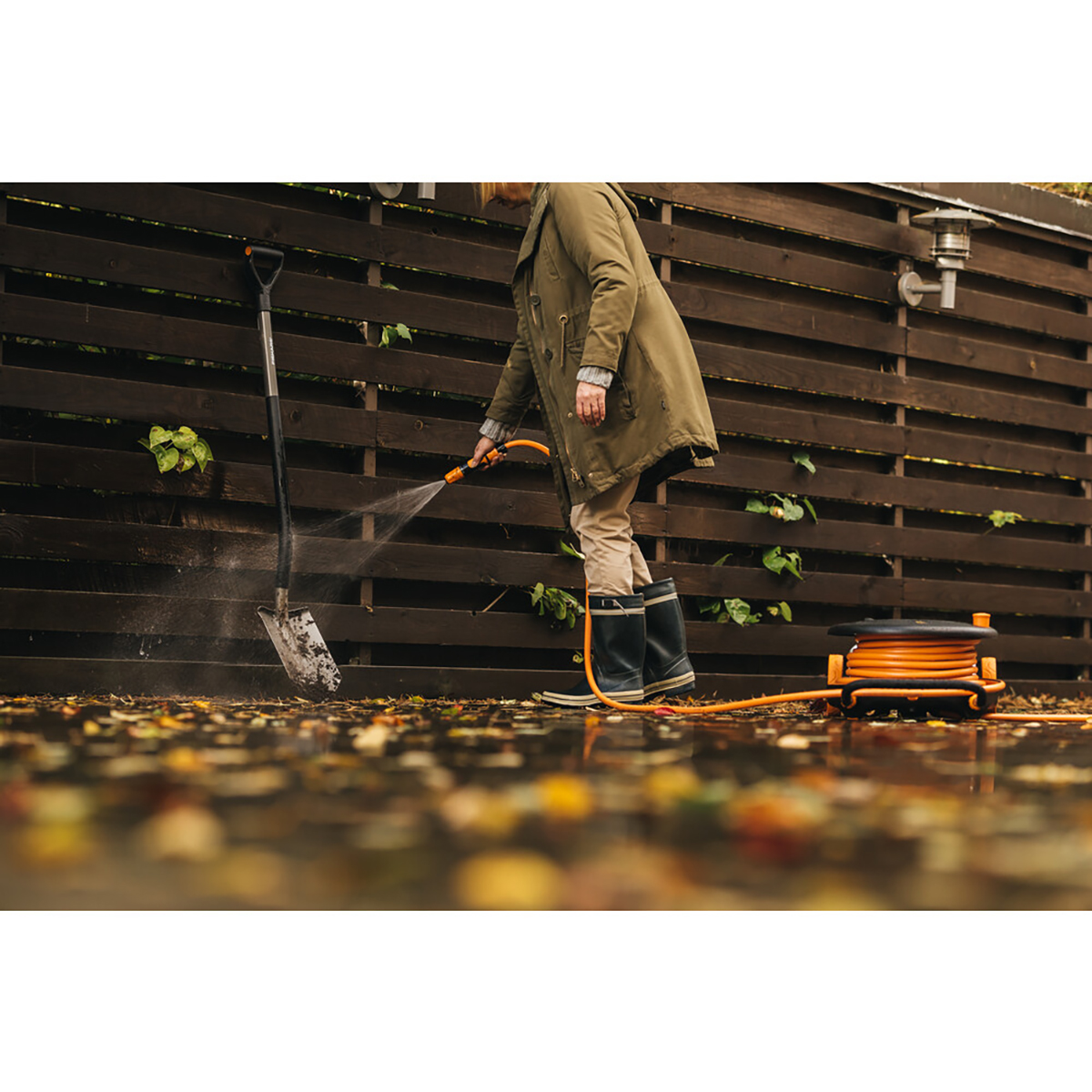 Катушка со шлангом 1/2" 20 м и набором аксессуаров (1) "fiskars" 1023643