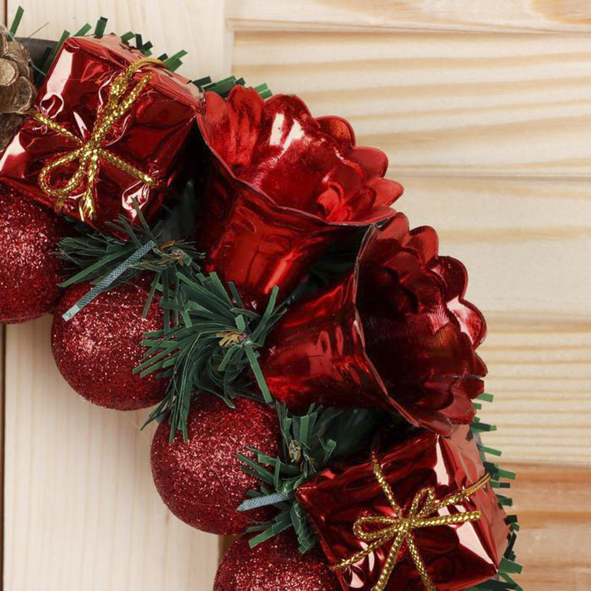 Венок новогодний "красные шарики, колокольчики, подарки" d-22 см (1/90) "зимнее волшебство" 2372214