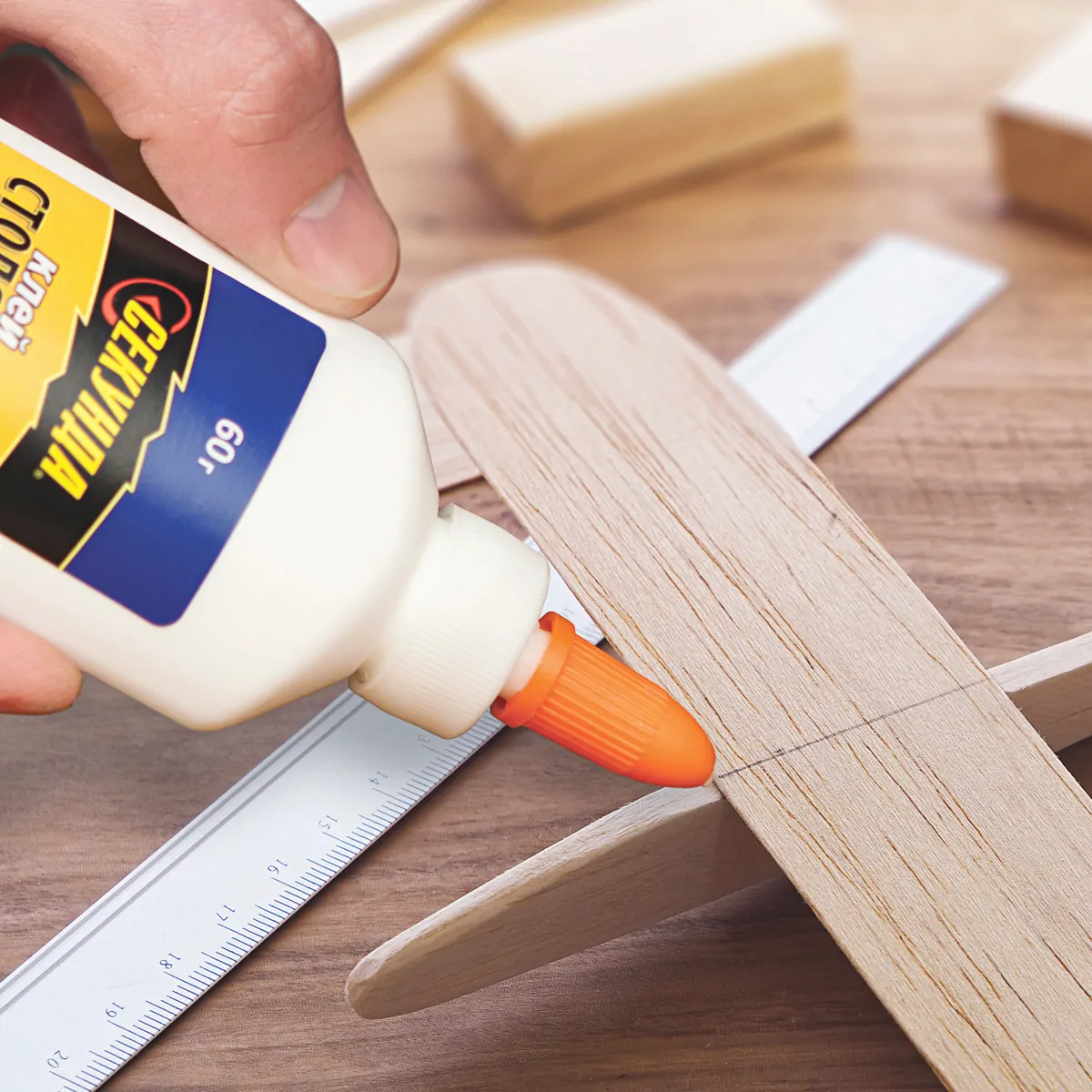 Клей пва столярный 60 г в шоу-боксе (12/48) "секунда" 403-073